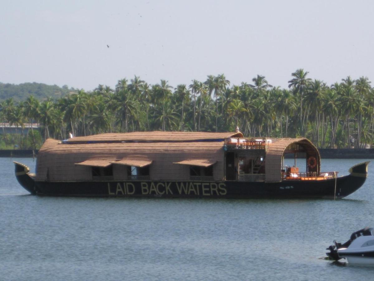 Botel Laid Back Waters *